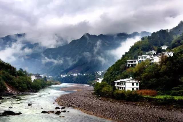 小伙花光积蓄回乡买房，入住毛坯，为什么很多人有买房的执念呢？