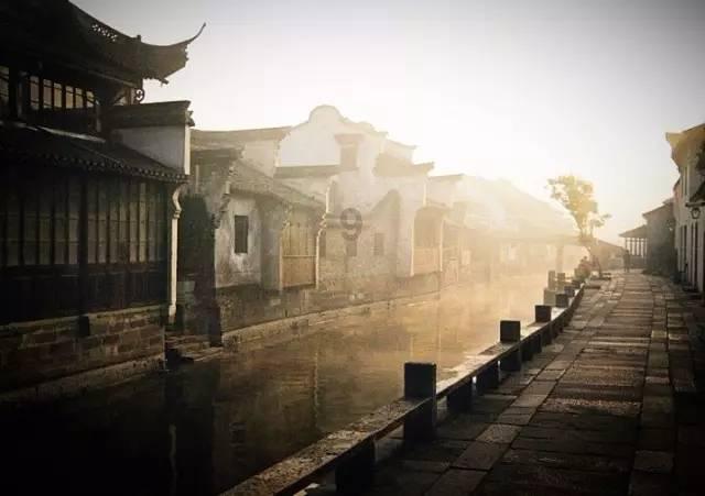 逃离昏暗下的小村
